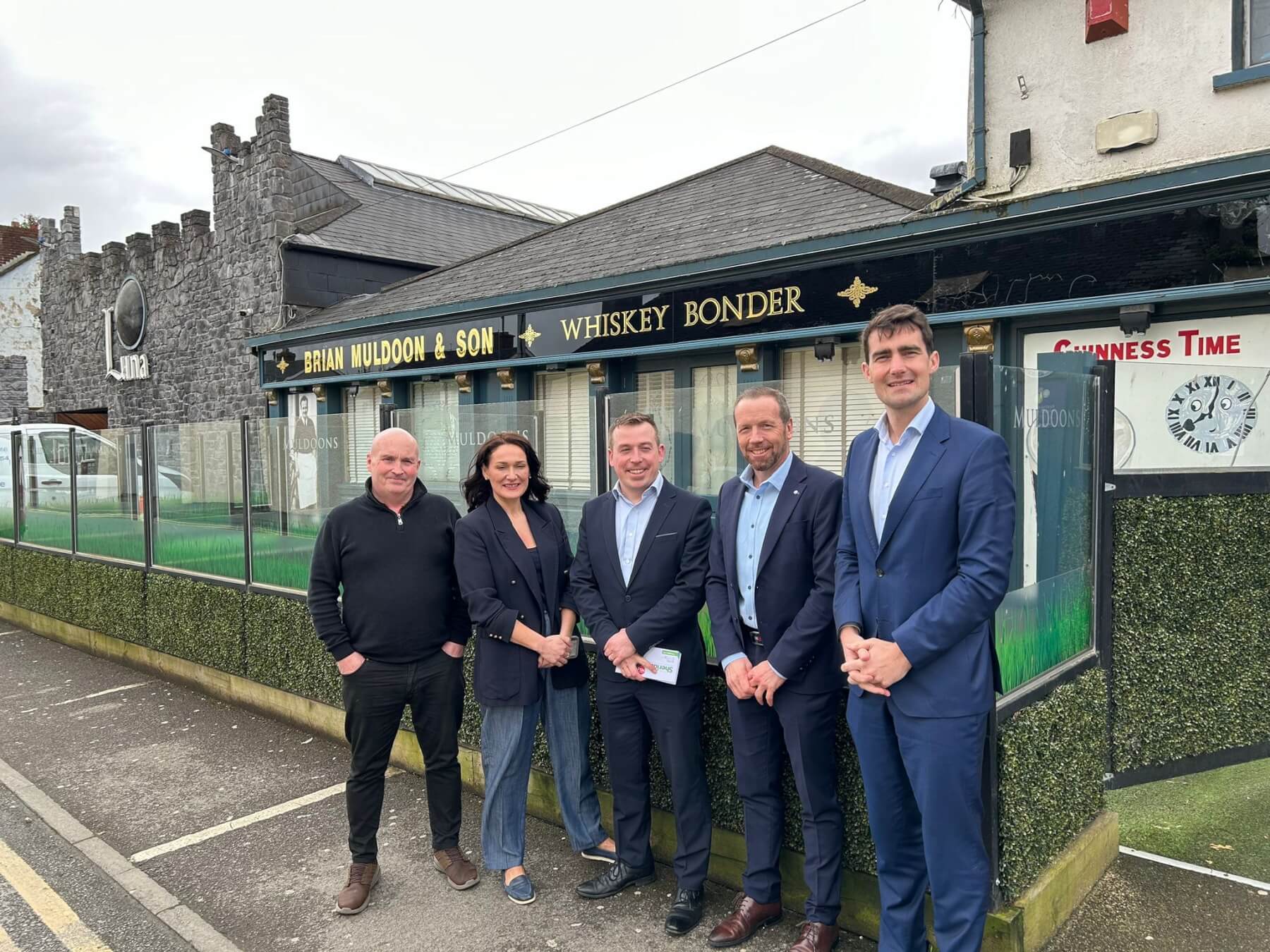 Senator Erin McGreehan standing beside the owners and management of Brin Muldoons & Son, alongside Minister Jack Chambers and Cllr John Sheridan. They are standing outside the restaurant.